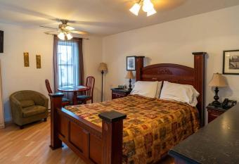 308 Charme Historique allows 18 year olds to book a room