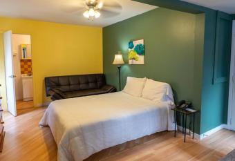 310 Intimit   au C  ur de l'Histoire allows 18 year olds to book a room