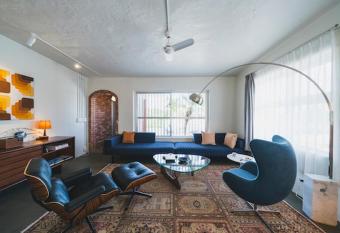 Mid-Century House YOGI has rooms with a private hot tub