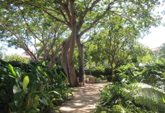 Villa Gardens, Beach Front (Santuarios de la bahia has rooms with a private hot tub