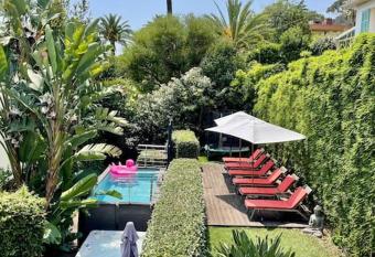 Maison avec jardin tropical    5 minutes de la Croisette has rooms with a private hot tub