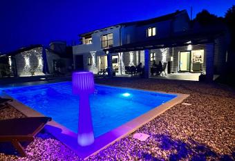 Casa Mija has rooms with a private hot tub