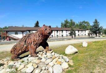 Beartooth Hideaway Inn & Cabins allows 18 year olds to book a room