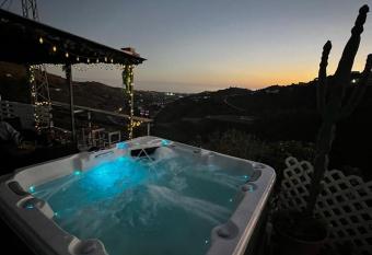 Casa Rural M  laga Monkey Love con jacuzzi has rooms with a private hot tub