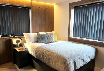 Deluxe 1 Bed Studio 1C near Royal Infirmary & DMU allows 18 year olds to book a room