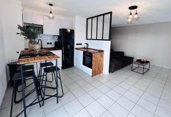 Lormont City, proche Bordeaux, piscine et parking allows 18 year olds to book a room