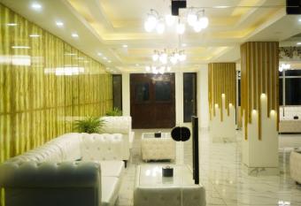 Hotel Mustang Holiday Inn allows 18 year olds to book a room