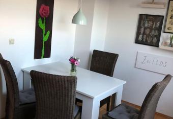 Ferienwohnung Zeitlos allows 18 year olds to book a room