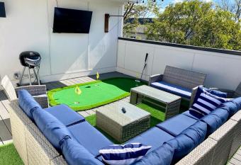 East Nashville Townhome with Rooftop Deck, Grill, TV and Golf! 5min to Grand Ole Opry! has Balcony rooms