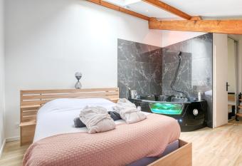 NEW / Belle et Rebelle avec jacuzzi has rooms with a private hot tub