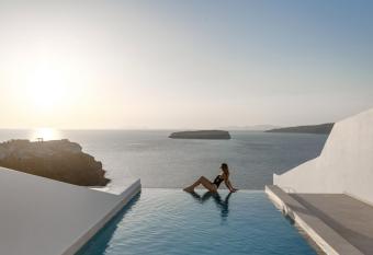 Omna Caldera Suites has rooms with a private hot tub