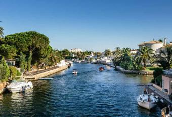 Jouvacations Villa Noguera allows 18 year olds to book a room