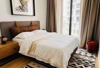 Newton   s Place - Luxury styled 2 BD Apartment has rooms with a private hot tub