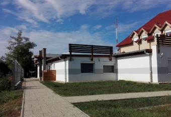 M0 Lakihegy Motel, Horgony u 10 allows 18 year olds to book a room