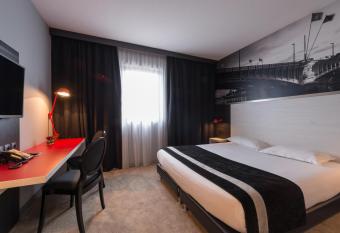 H  tel des Lumi  res Lyon Meyzieu Arena Stadium has Balcony rooms