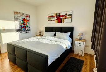 Schicke Wohnung im gr  nen Hinterhof has Balcony rooms