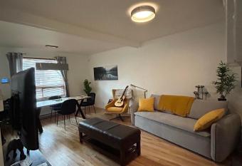 Chaleureux logement has Balcony rooms