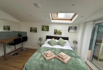 Little Hawthorns has Balcony rooms