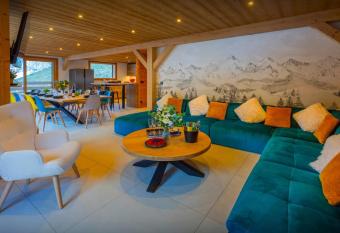 Chalet Julero - OVO Network has rooms with a private hot tub