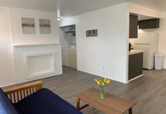 Central Bellevue Guesthouse has Balcony rooms