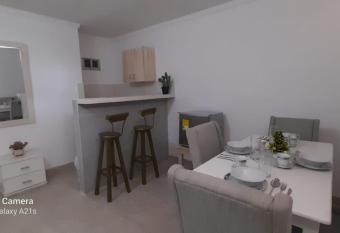 LINDO APARTAMENTO CERCA AL CC ALAMEDAS has Balcony rooms