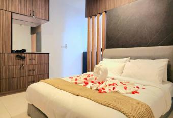 Tiara Imperio Studio                                   has rooms with a private hot tub