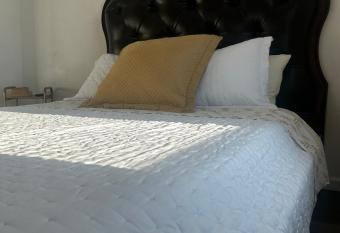 Near Red Mountain park allows 18 year olds to book a room