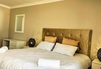 Lagoon Breeze Getaway has Balcony rooms