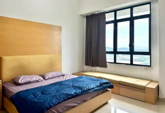 The Heritage 4Pax by IdealStay with a Lake View has rooms with a private hot tub