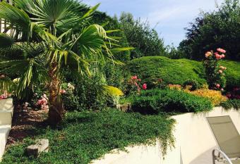 Le Vieux Pressoir allows 18 year olds to book a room