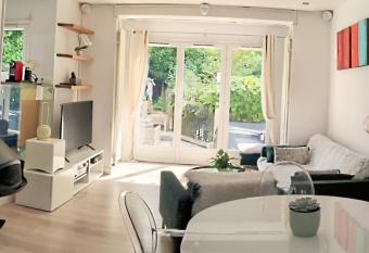 Maison au calme avec jardin, ville et campagne has Balcony rooms