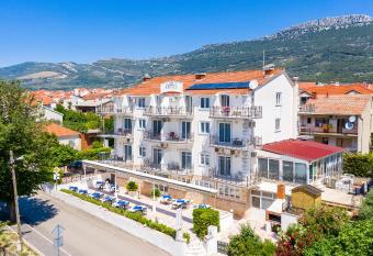 Hotel Aqua - Guest Rooms & Suites Ka  tela allows 18 year olds to book a room