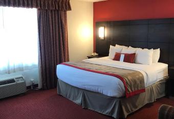 Ramada by Wyndham Ligonier has rooms with a private hot tub