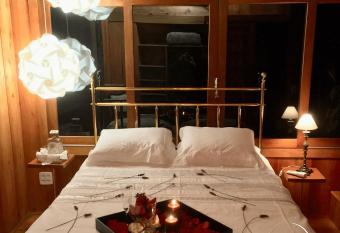 Cabana da fada com Spa e vista para lavandas has rooms with a private hot tub