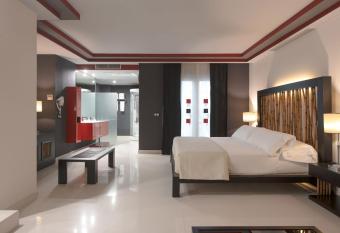 Hotel Infanta Leonor has rooms with a private hot tub