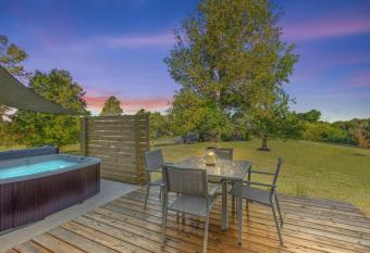 The Luxe/ Hot Tub/ On Bright Leaf Golf Course has rooms with a private hot tub