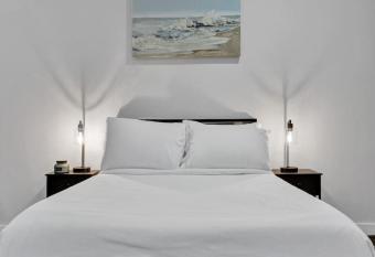 Coastal Charm Studio Beach House in Pompano Beach allows 18 year olds to book a room