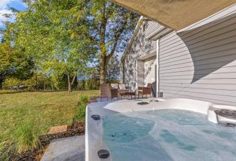 The Luxe/Hot Tub/Putt Putt/10 Miles Shaker Village has rooms with a private hot tub