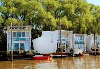 Casa flotante Barlovento has rooms with a private hot tub