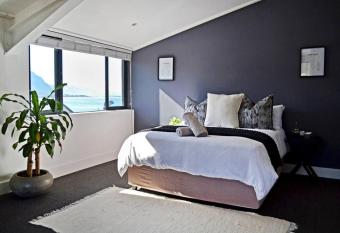 Central Sea View Apartment, Hermanus Waterfront allows 18 year olds to book a room
