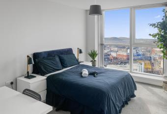 Sky High Ensuite Bedroom in Shared Apartment in Belfast City Centre has Balcony rooms