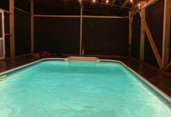 Private Farmhouse with Hot Tub has rooms with a private hot tub