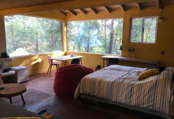 La Caba  a Azul al fondo del Bosque de Tepoztl  n has Balcony rooms