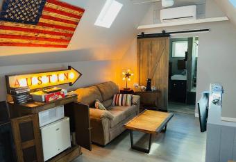 Bastrop Tiny Disc Golf Retreat has rooms with a private hot tub