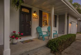 ATLAS - Whole House - 5BR 2BA - Hot Tub - Game Rooms - Theater - Fenced Backyard has Balcony rooms