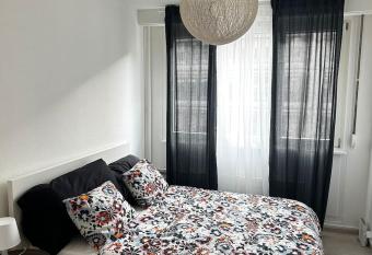 Studio hyper centre allows 18 year olds to book a room