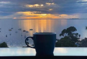 2 Bedrooms Aptmt with Ocean View allows 18 year olds to book a room