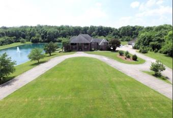 Paradise Home l Retreat & Event has rooms with a private hot tub