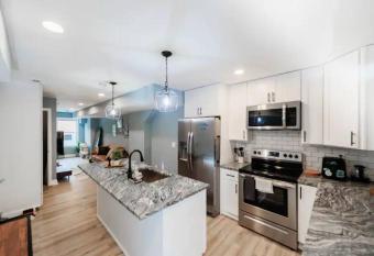 Baltimore Chill Spot has Balcony rooms