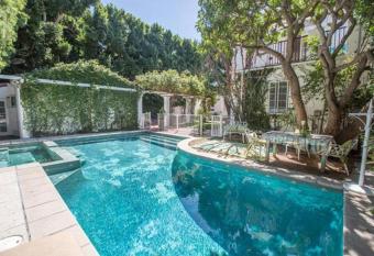 Beverly Hills Celebrity Home has Balcony rooms